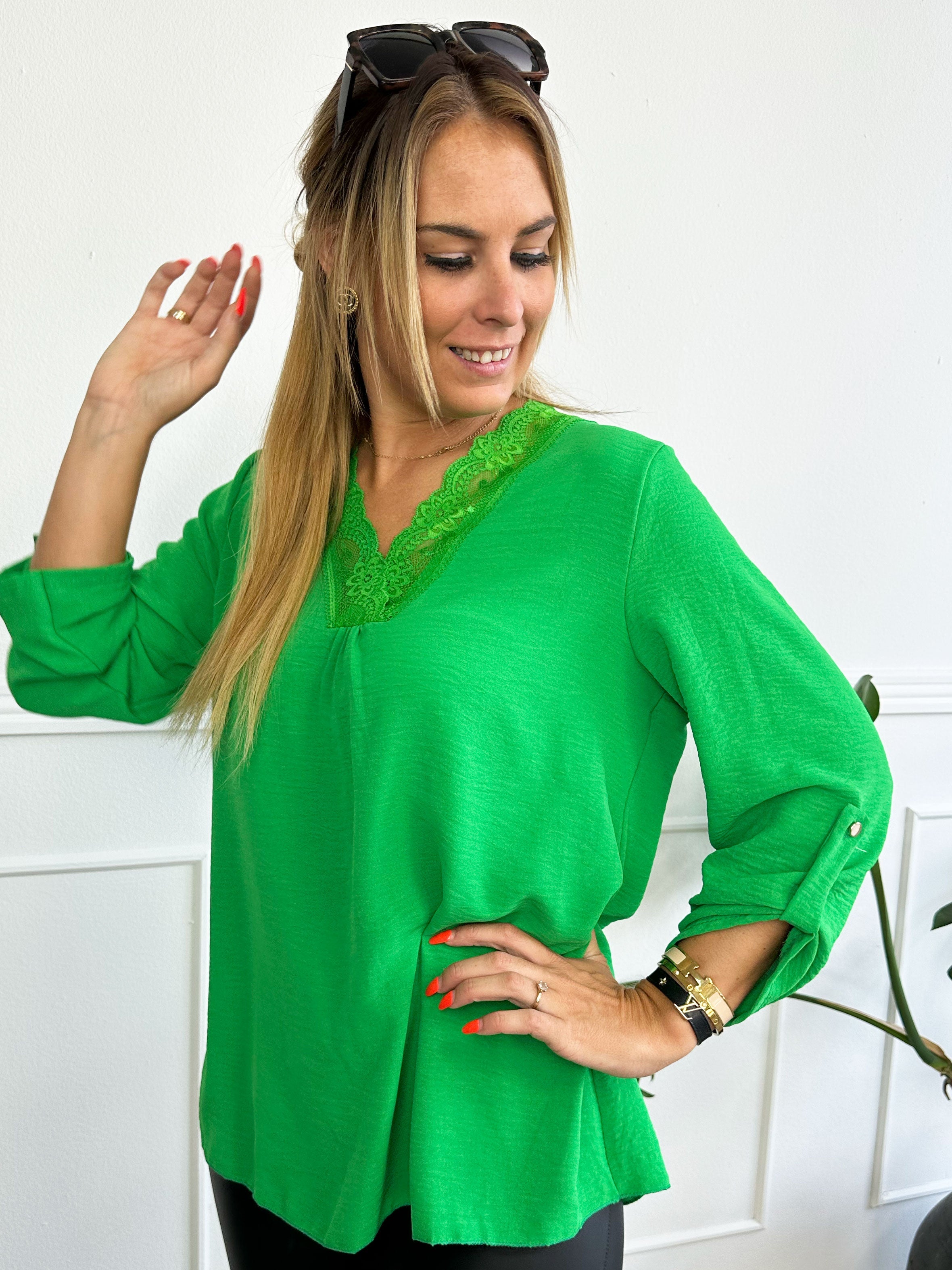 Elly Shirt - Simpel blus med spetskant